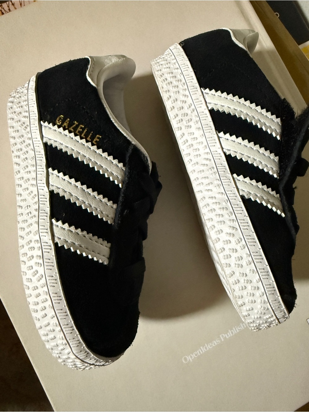 ADIDAS GAZELLE COMFORT CLOSURE ELASTIC LACES SHOES BABY KIDS SIZE 5K 
LIKE NEW!